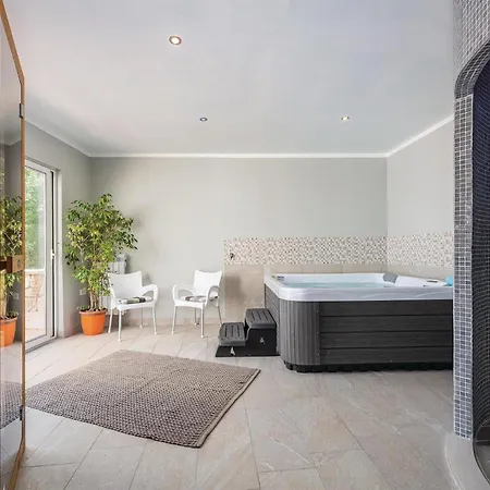 Διαμέρισμα Awesome In With Sauna *